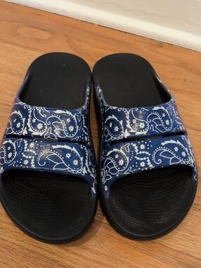OOFOOS Blue Paisley Slide Sandals W9/M7/EU40
